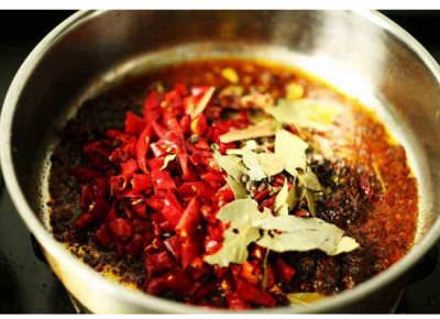 重慶火鍋底料供應(yīng)商如何進(jìn)行產(chǎn)品優(yōu)化？