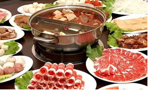  重慶火鍋底料批發(fā)對火鍋文化的闡述 重慶火鍋底料批發(fā)主要提供火鍋底料的銷售，對于一家生意很好的火鍋店來講，選擇一家穩(wěn)定的供應(yīng)商是保證生意的必要措施，一般來講，進行長期合作的廠家在口味上才能夠進行還原，避免了頻繁換供應(yīng)商對口味帶來的變化。 重慶火鍋種類繁多，主要以毛肚為主，當然每道菜都有重慶風(fēng)味。調(diào)味料也以芝麻油、蒜泥、香菜、洋蔥、蠔油等輔助蘸料為基礎(chǔ)。吃得很豪放，尤其是在夏天，重慶火鍋赤手空拳，能感受到重慶火鍋帶來的浸泡。只有當你真正享受辛辣的火鍋時，你才能品嘗到重慶火鍋的特色。這是重慶特有的風(fēng)味，也是重慶火鍋在吃的時候可以體驗到的靈魂深處。重慶的火鍋充滿了時代的氣息。每一口火鍋都能見證重慶火鍋的歷史發(fā)展。在這樣的環(huán)境下，重慶火鍋帶來了時代的呼喚，發(fā)出了美食的號角，繼承了傳統(tǒng)的美食，創(chuàng)造了重慶火鍋更好的口味。 重慶火鍋底料批發(fā)從歷史文化的角度出發(fā)，可以說重慶火鍋是百年歷史，在不斷精細化的工作過程中，重慶火鍋吸引了更多的人去認識，在飲食中也涵蓋了更多的歷史文化，取得了更大的成就。重慶火鍋基地的也讓人們記住了重慶的文化意義?；疱伝夭牧蠌S生產(chǎn)和生產(chǎn)火鍋基地材料是歷史發(fā)展的結(jié)合，而且在不斷生產(chǎn)的基礎(chǔ)材料中可以有多種口味和經(jīng)驗，這也是對重慶火鍋的認可，是重慶火鍋精神的歷史驅(qū)動。重慶火鍋的味道是很有特點的，特別是我們吃火鍋的時候，我們可以識別和體驗火鍋的味道。重慶火鍋在吃火鍋時，會帶來一定的特色和各種口味，所以火鍋的味道也可以被更多人接受和喜歡。 重慶火鍋底料批發(fā)的風(fēng)味體現(xiàn)在多樣化的格局中。說重慶火鍋的多樣性真的沒有覆蓋，更不用說重慶火鍋中的紅油黃油了。重慶火鍋的香辣味足以讓更多的人喜歡。當然，目前重慶火鍋種類較多，但所有的基礎(chǔ)材料都圍繞著重慶火鍋展開。美味的麻辣鍋，正宗的重慶火鍋，精致的火鍋，吃起來正宗的味道，是重慶火鍋帶來的享受。 為了追求健康，重慶火鍋帶來了越來越多的基礎(chǔ)材料。在基礎(chǔ)材料上，滋補木耳湯火鍋也可以帶來這個時代的正宗味道，吃在嘴里，享受美味的重慶火鍋。重慶火鍋的番茄火鍋很有特色，可以是酸辣的，可以是酸辣的，但是吃這種火鍋，你可以享受到重慶火鍋的美味，是重慶火鍋從主料到主料的絕配。當然，這種重慶火鍋有著獨特的風(fēng)味，是對重慶風(fēng)味的體驗和認識。但我們吃的是火鍋。我們所享受的是重慶的品味和體驗。